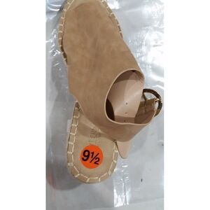 Catherine Malandrino Cirkly Stone Peep Toe Tan With Buckle Wedges/Shoes Size 9.5